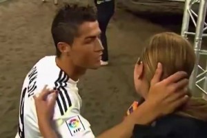 C罗：别说话，让我吻你！女记者：这边也要亲