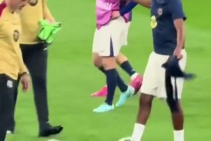 外网热议：亚马尔自尊心变大了，他把夹克扔地上而不是交给管理员