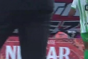 赛后直言足球没发踢了！哥甲球员脚后跟停球染黄！