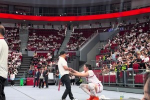 搜了下，张子宇爸爸2.13，妈妈1.98米