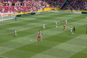 七喜开了！穆西亚拉得球轻巧兜射直入死角，穆勒传射建功