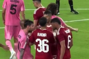 激怒梅老板！现场实拍：梅西和开罗国民球员顶牛