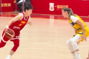 比赛再激烈，杨舒予也不忘调戏一下对手