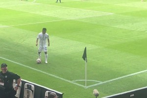 周通角球直接旋向球门！中国球迷角球区高喊周通名字为他加油