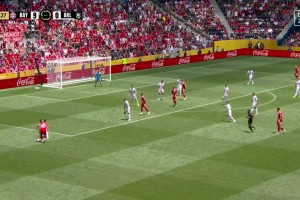 两位数啊！穆勒中路无人盯防起脚垫射破门，拜仁10-0奥克兰城！