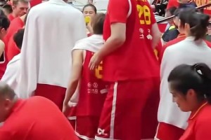 笑死！张子宇这身高，一不小心就是一记“肘击”