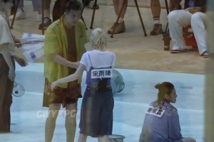 一点不手软！郭艾伦参加综艺 一桶水直接浇到了女星宋雨琦头上~