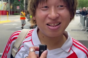 太拼了！鹿岛鹿角球迷飞行4500英里抵达西雅图，就为了骂浦和红钻