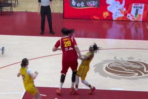 波黑归化球员一碰张子宇就摔倒 张子宇懵逼：我也没撞人啊