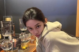 真飒！美女主播婧雯一身休闲帽衫穿搭：帅是一种天赋~