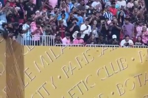 全场焦点！梅西主罚角球球迷纷纷起立拍摄！