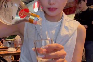 酒量可以啊！美娜晒视频：看看53岁女主持人下班后的快乐有多简单