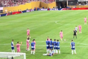 罚任意球前球迷高呼梅西名字！梅西也以直接任意球破门回应他们！