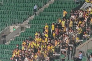 实拍：青岛西海岸球迷问候裁判，工体DJ忙放音乐掩盖骂声