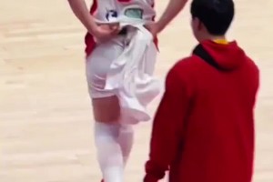 以后还能看到吗？李梦此前边上场边整理球衣 这大体格子谁防得住