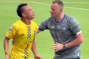 不想被换下！周通头被球打到队医想把他换下，周通不愿下场怒吼！