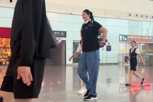 网友在合肥南站偶遇中国女篮队员们 张子宇真的好高啊！！