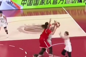 日本队员防守不断上小动作，看张子宇是怎么强吃她的