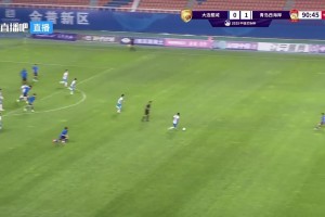 青岛西海岸2-0领先！戴维森接队友回传破门