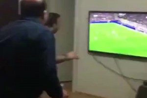 血压飙升！加拉塔萨雷球迷观看萨内vs本菲卡的比赛气炸了