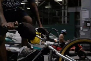 状元还是最大牌哈！小旗飘扬纽约城弗拉格闪耀时代广场