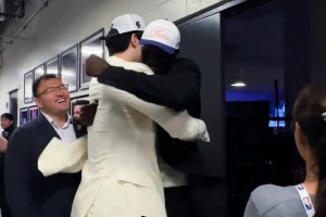 已经有铁哥们儿啦！杨瀚森和同经纪公司的马卢阿奇&克莱顿拥抱