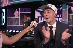 比自己被选中还开心队友康尼佩尔被选中，状元弗拉格激动高喊