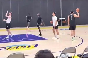 这项天赋真可以！杨瀚森此前现身湖人训练馆，大手像吸盘一样牢！