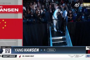 真是功不可没！ 杨瀚森在被开拓者选中后，第一时间拥抱了富保罗