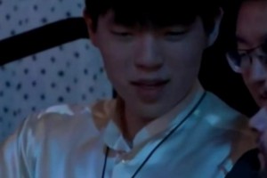 定妆照look！杨瀚森一身白色西装帅气亮相定妆照拍摄现场