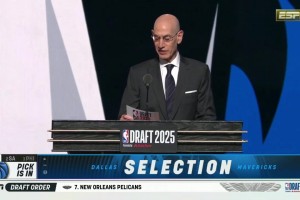 无悬念！美国之子弗拉格当选状元，上台与萧华握手！