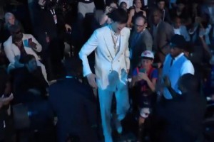 16顺位！小杨拥抱致意富保罗！好的经纪人功不可没啊