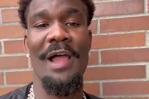 现在拥有中国队友了！开拓者中锋艾顿去年曾祝中国球迷国庆快乐