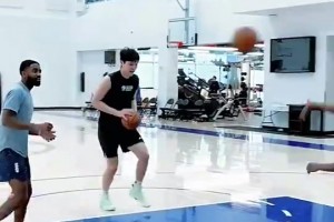 16顺位被选中是有理由的！杨瀚森此前训练中6块腹肌都出来了