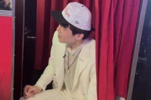 杨瀚森被选中后，来到自拍机体验拍照，结果太高了只拍到下半张脸