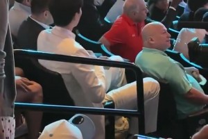 观众席视角：杨瀚森被选中时，身旁许多人集体起立鼓掌欢呼！