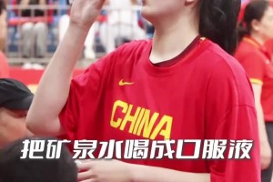 感受张子宇的巨掌！矿泉水秒变口服液 还能一只手夹两瓶换着喝~