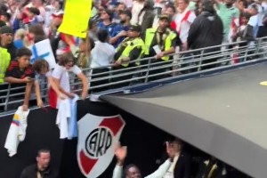 面对谩骂，国米中卫比塞克大笑+挥手送别河床球迷