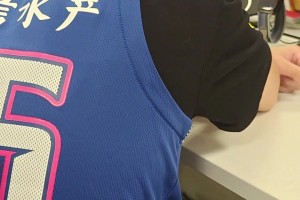 哭惨了！CBA青岛的杨瀚森球迷看到杨瀚森被选中后喜极而泣