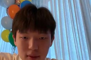 融入挺快！弗拉格在记者发布会后，参与到球迷活动中！