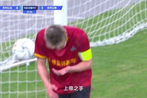 上帝之手重现啊！郭艾伦球门前上手把球拍进