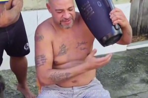 快意人生！网友：阿德里亚诺是里约贫民窟里最靓的仔