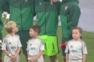 快看，那个真的是C罗！名场面：可爱的球童们见到C罗目不转睛！