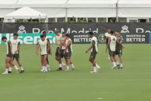 像个老大哥皇马球员训练，怀森比其他皇马球员高个头