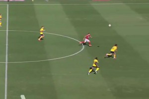 引来热议！这球前锋该射门吗？你怎么看？