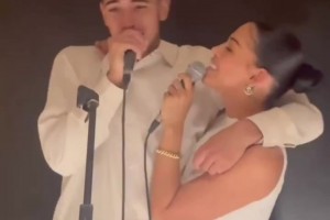 般配！贝林厄姆迎22岁生日，和女友一起唱歌庆生