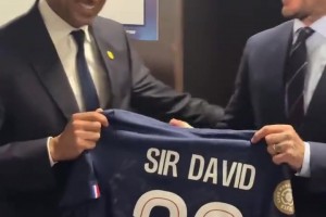 关系不错啊！纳赛尔送给贝克汉姆巴黎队服并合影