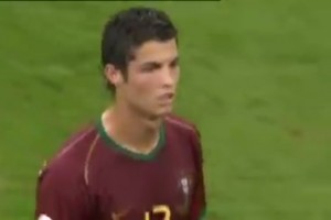 众多英格兰球迷的意难平！鲁尼世界杯被罚下，C罗迷之眨眼