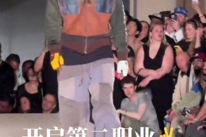 巴洛特利当模特啊！？这转型转的有点夸张，没球踢了嘛