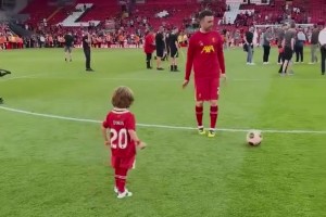 看到若塔和孩子们在安菲尔德的视频，更加崩溃了